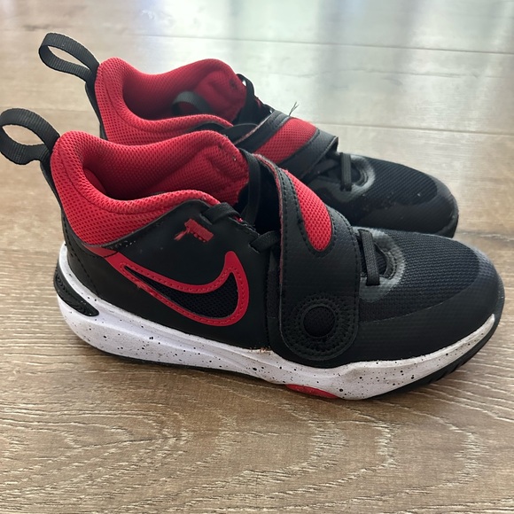 Nike Kids Basketball Shoes - Picture 1 of 4